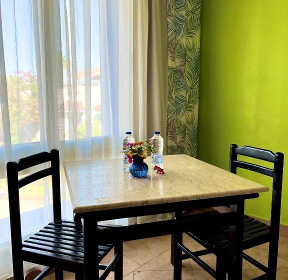 スタンダードルーム, Naama Blue