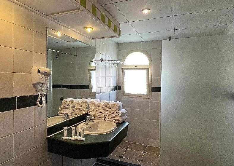 スタンダードルーム, Naama Blue