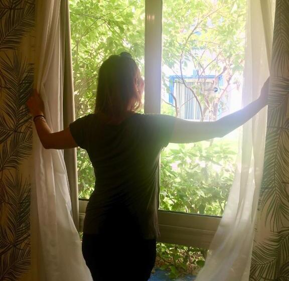 スタンダードルーム, Naama Blue