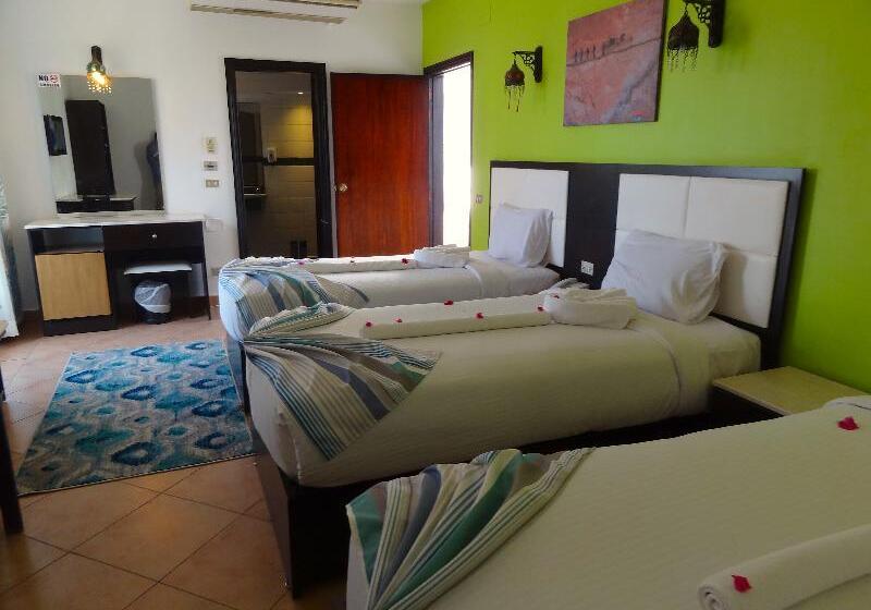 エコノミートリプルルーム, Naama Blue