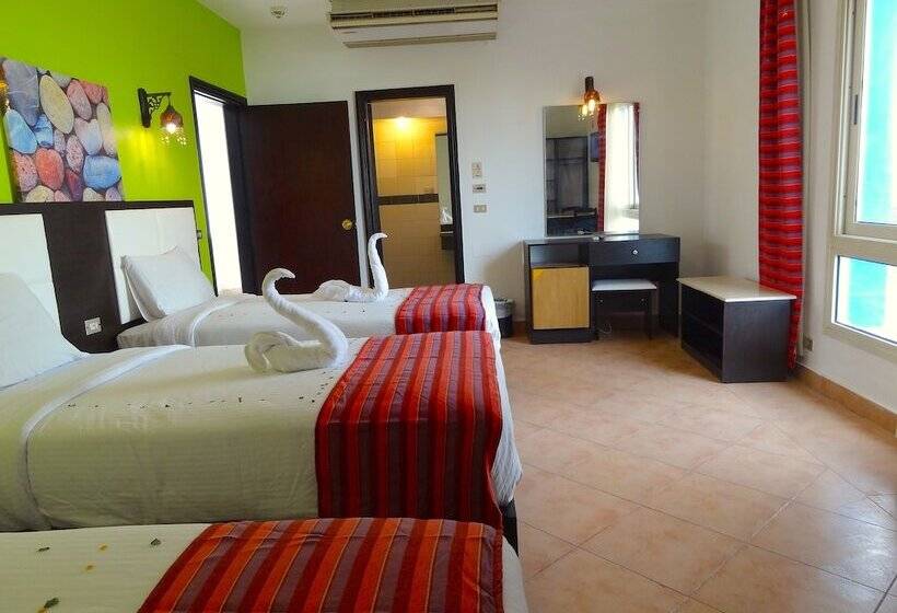 エコノミートリプルルーム, Naama Blue