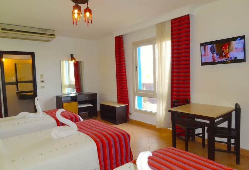 エコノミートリプルルーム, Naama Blue