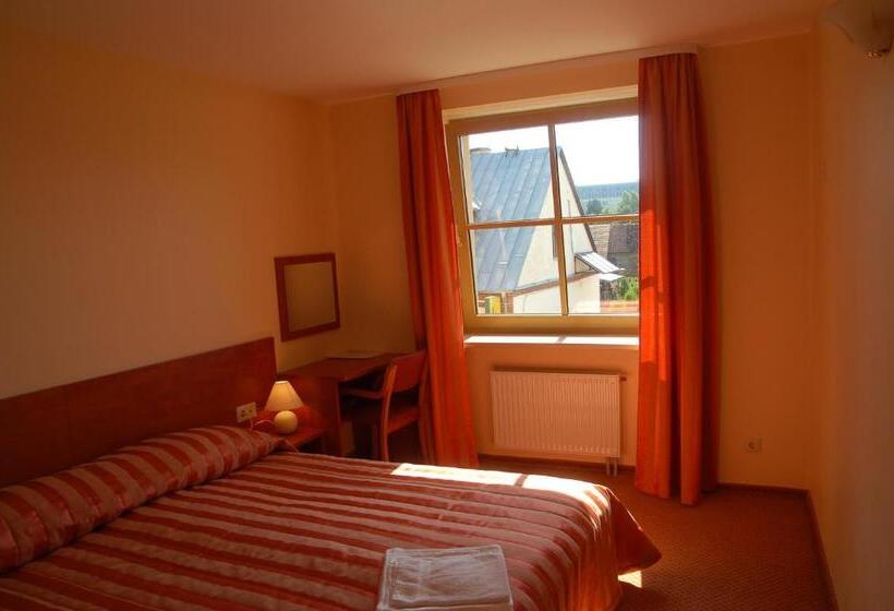 اتاق خانوادگی با سرویس بهداشتی مشترک, Restaurant Smilga