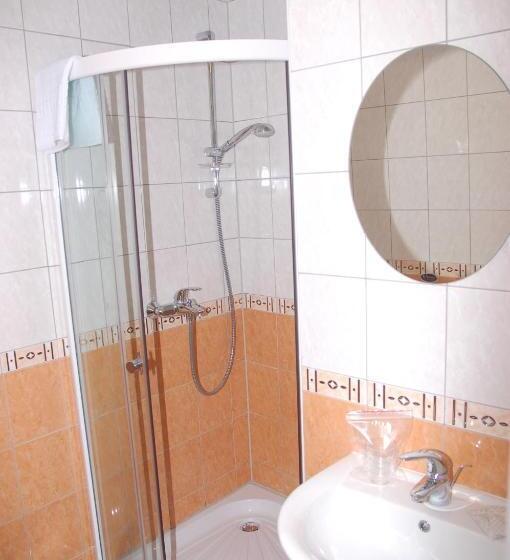 اتاق خانوادگی با سرویس بهداشتی مشترک, Restaurant Smilga