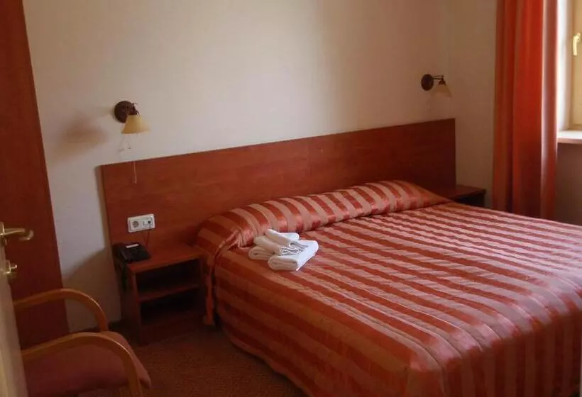 Family Room Shared Bathroom, Restaurant Smilga