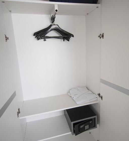 غرفة قياسية, The Falls