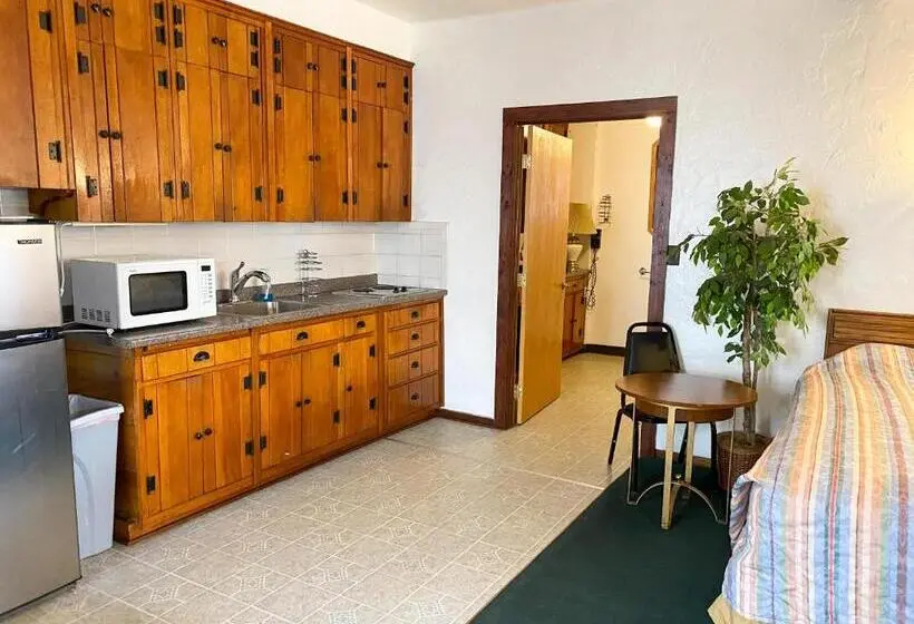 اتاق خانوادگی با سرویس بهداشتی مشترک, Guest Ranch Motel