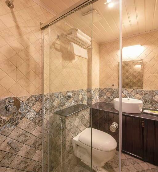 חדר דחוקס עם מיטת קינג, Hometown Galleria Manipal