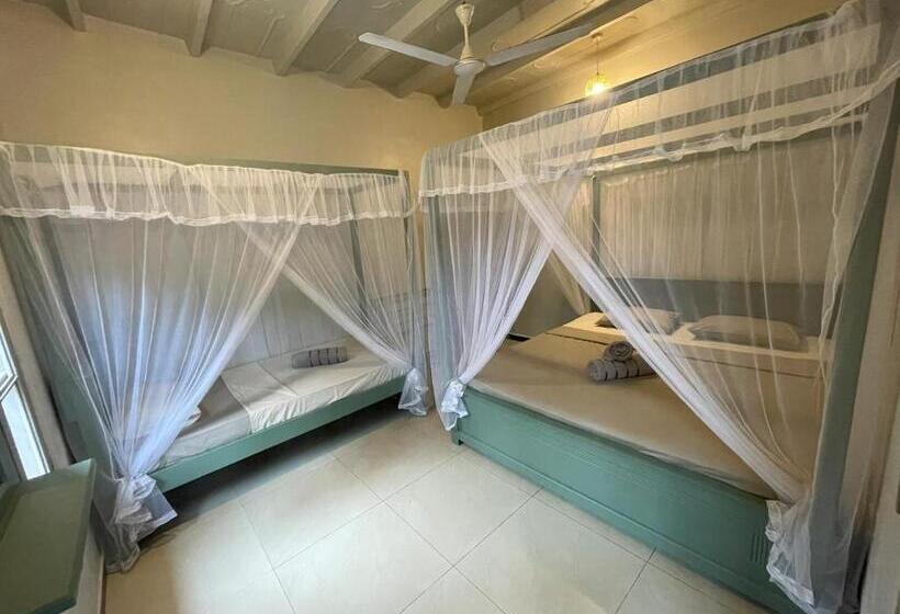 スタンダードトリプルルームの外観-バスルーム, Hawara Coliving Midigama