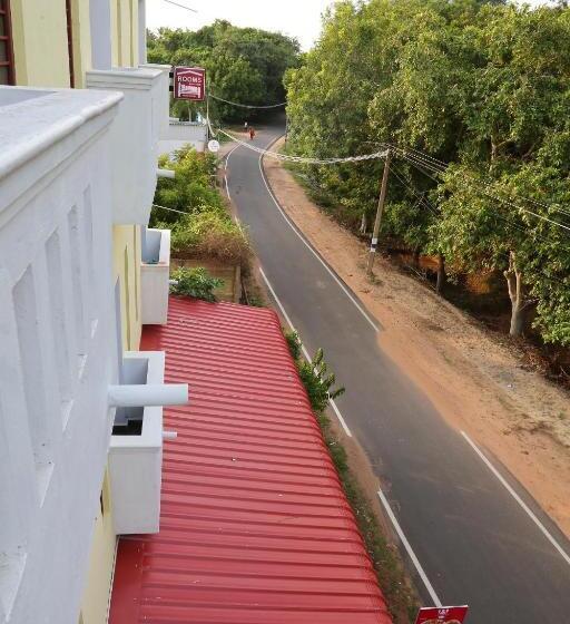 חדר דחוקס עם מיטת קינג, Blissful Haven Art House   Near Entrance To Auroville