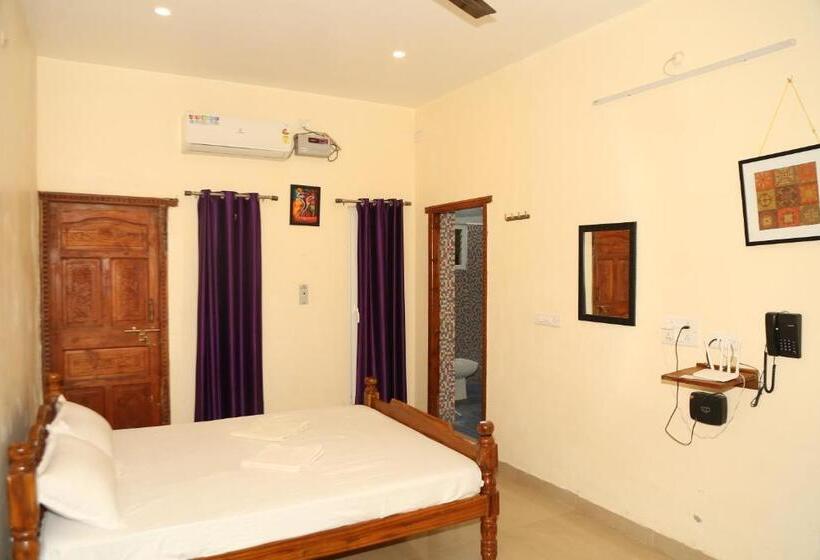 اتاق لوکس با تخت بزرگ, Blissful Haven Art House   Near Entrance To Auroville