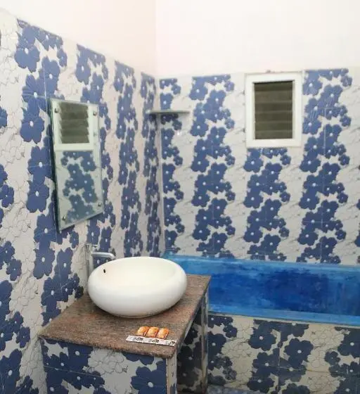 バルコニー付きスタンダードトリプルルーム, Blissful Haven Art House   Near Entrance To Auroville