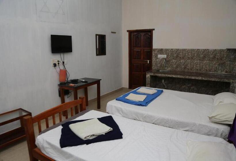 חדר סטנדרט לשלושה עם מרפסת, Blissful Haven Art House   Near Entrance To Auroville