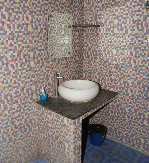 חדר סטנדרט לשלושה עם מרפסת, Blissful Haven Art House   Near Entrance To Auroville