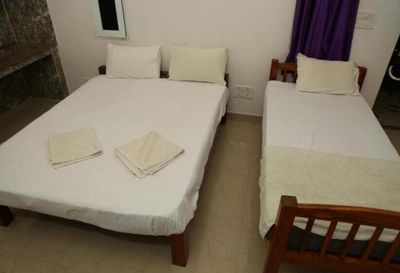 חדר סטנדרט לשלושה עם מרפסת, Blissful Haven Art House   Near Entrance To Auroville