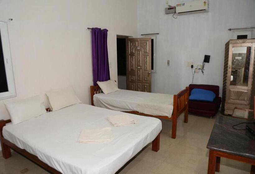 اتاق استاندارد سه تخته با بالکن, Blissful Haven Art House   Near Entrance To Auroville