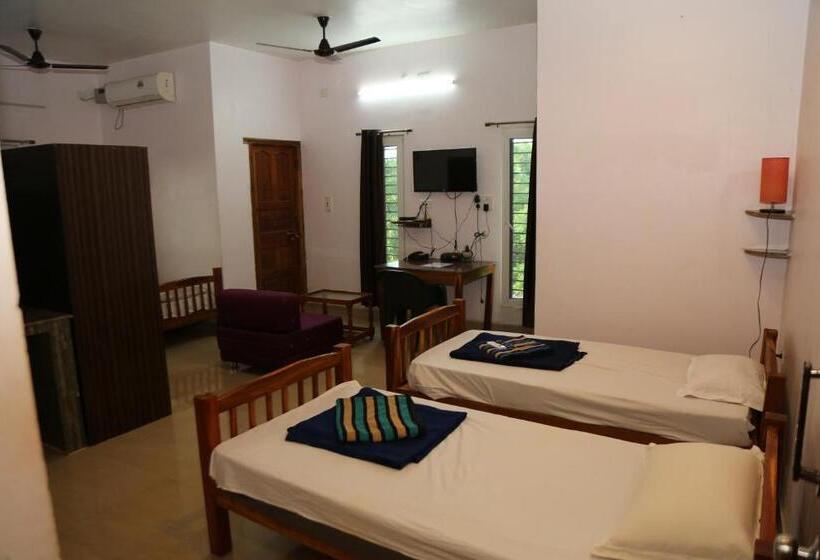 חדר לארבעה סטנדרטי עם מרפסת, Blissful Haven Art House   Near Entrance To Auroville