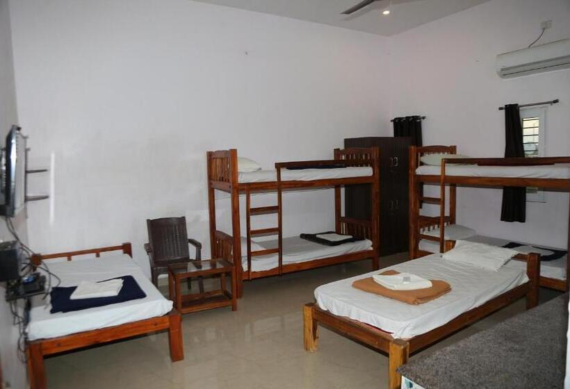 חדר דחוקס עם מיטת קינג, Blissful Haven Art House   Near Entrance To Auroville