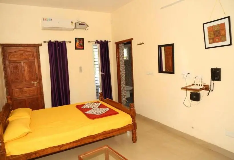 キングサイズベッドのデラックスルーム, Blissful Haven Art House   Near Entrance To Auroville