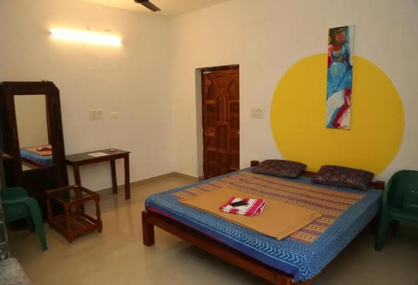 キングサイズベッドのデラックスルーム, Blissful Haven Art House   Near Entrance To Auroville