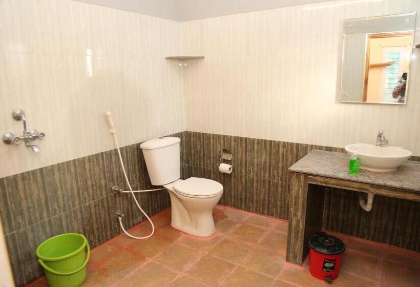 חדר דחוקס עם מיטת קינג, Blissful Haven Art House   Near Entrance To Auroville