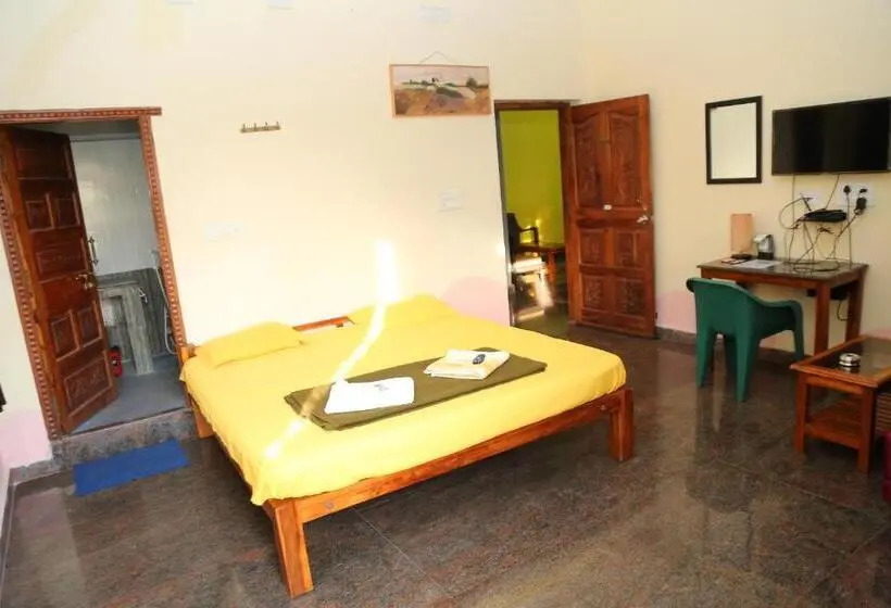 キングサイズベッドのデラックスルーム, Blissful Haven Art House   Near Entrance To Auroville
