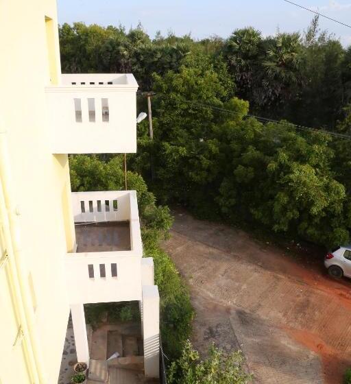 חדר לארבעה סטנדרטי עם מרפסת, Blissful Haven Art House   Near Entrance To Auroville