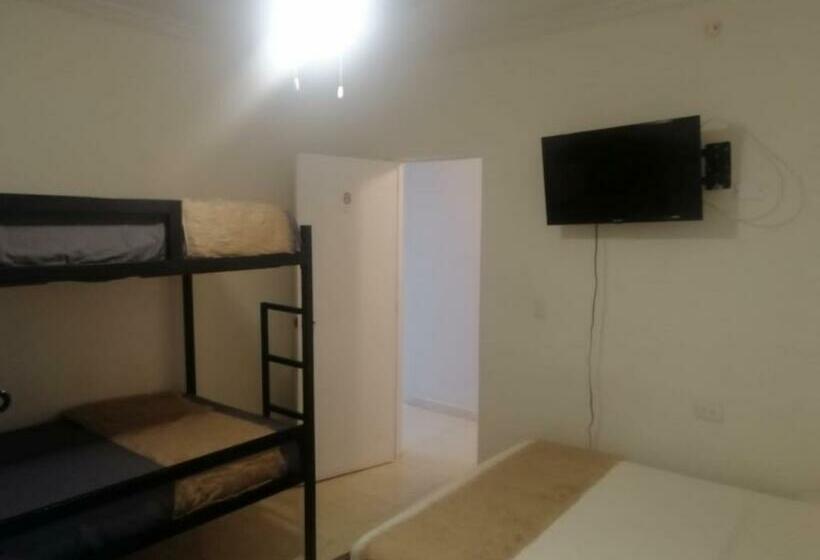 غرفة قياسية رباعية, Comfort House