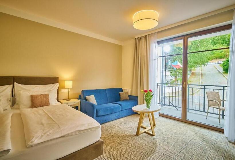 جناح جونيور, Wellness Hotel Queens