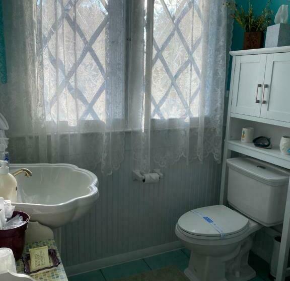 غرفة عائلية, Ms. Maggie's South Country Inn