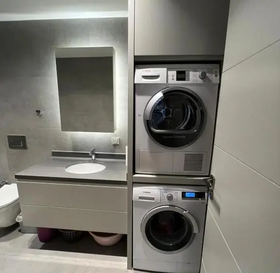 سوییت با چشمانداز باغ, Zsuites