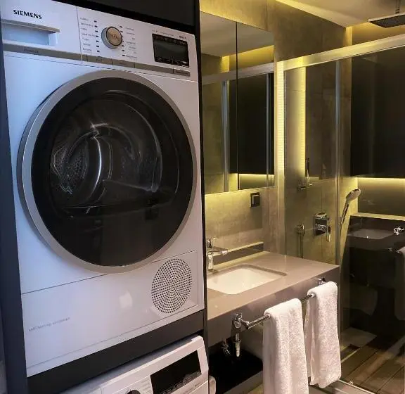 سوییت با چشمانداز باغ, Zsuites