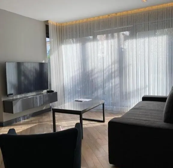 سوییت با چشمانداز باغ, Zsuites