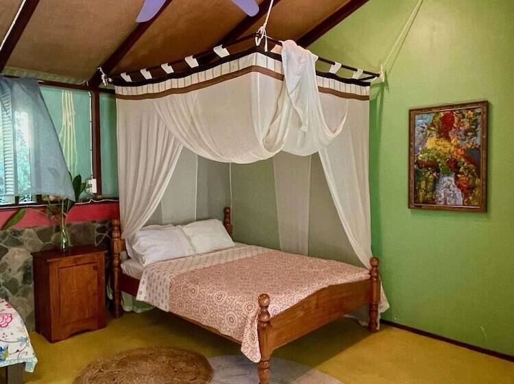 اتاق خانوادگی, Cocoa Cottage