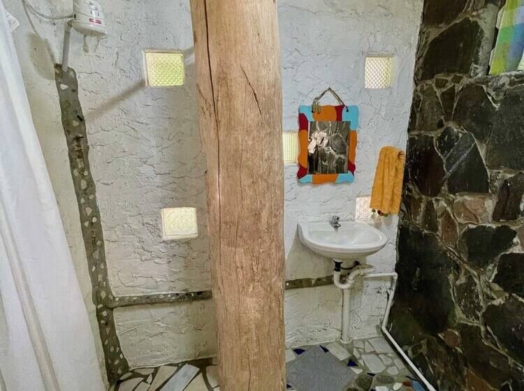 اتاق خانوادگی, Cocoa Cottage