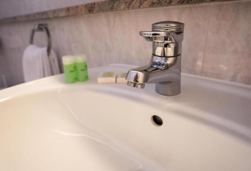 غرفة قياسية مطلة على الجبل, Benacus Torri Del Benaco