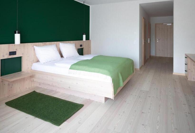 غرفة سوبيريور, Neusacherhof