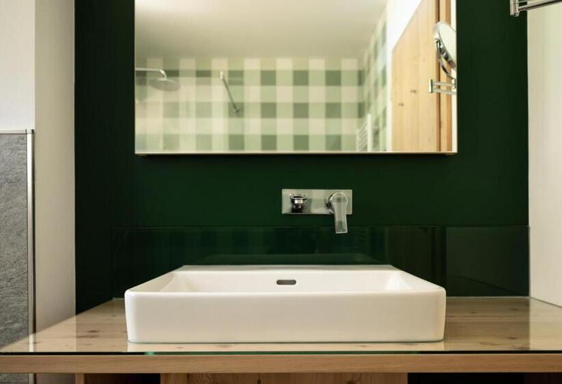 غرفة سوبيريور, Neusacherhof