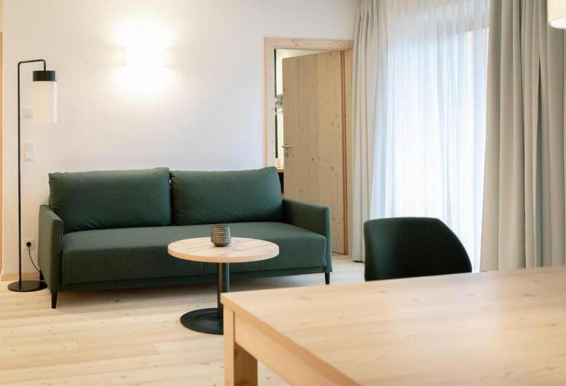 جناح جونيور مزوَّد بشرفة, Neusacherhof