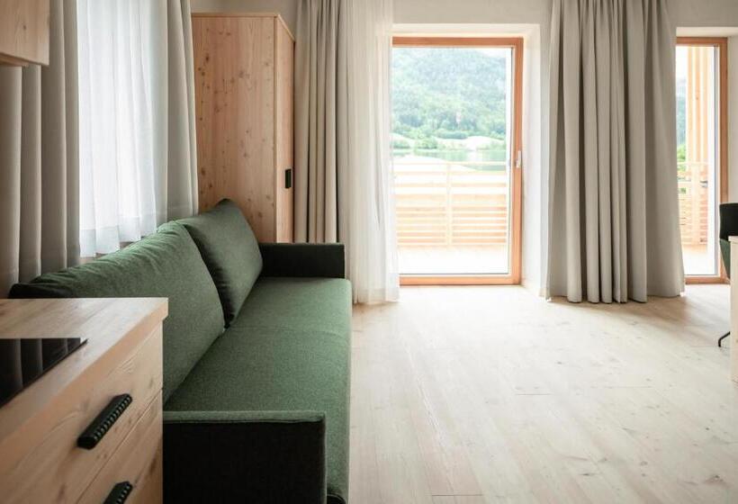 جناح عائلي, Neusacherhof