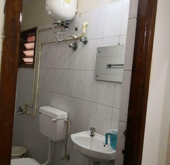 패밀리 스위트, Sridhar Lodge