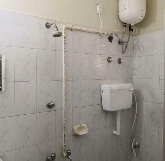 패밀리 스위트, Sridhar Lodge