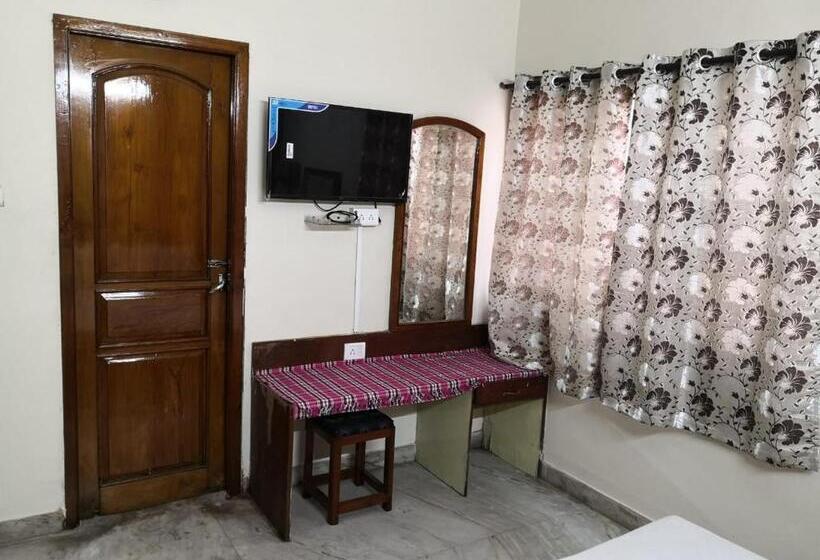 이코노미 룸, Sridhar Lodge