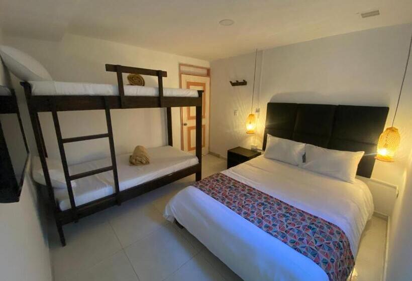 Standaard Vierpersoonskamer, Mahalo Hostel