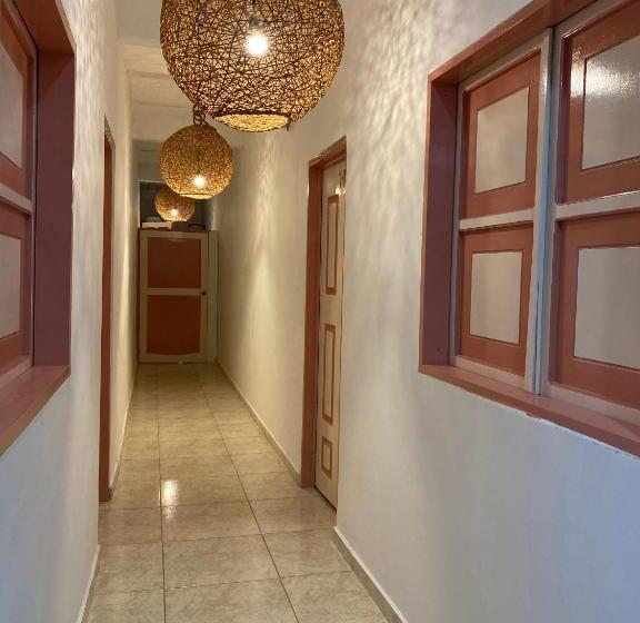 Standaard Vierpersoonskamer met Gedeelde Badkamer, Mahalo Hostel