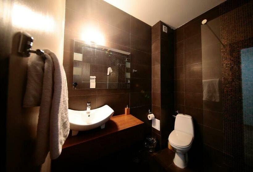 اتاق استاندارد, Sara