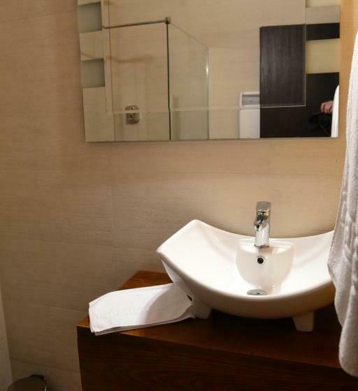 اتاق استاندارد, Sara