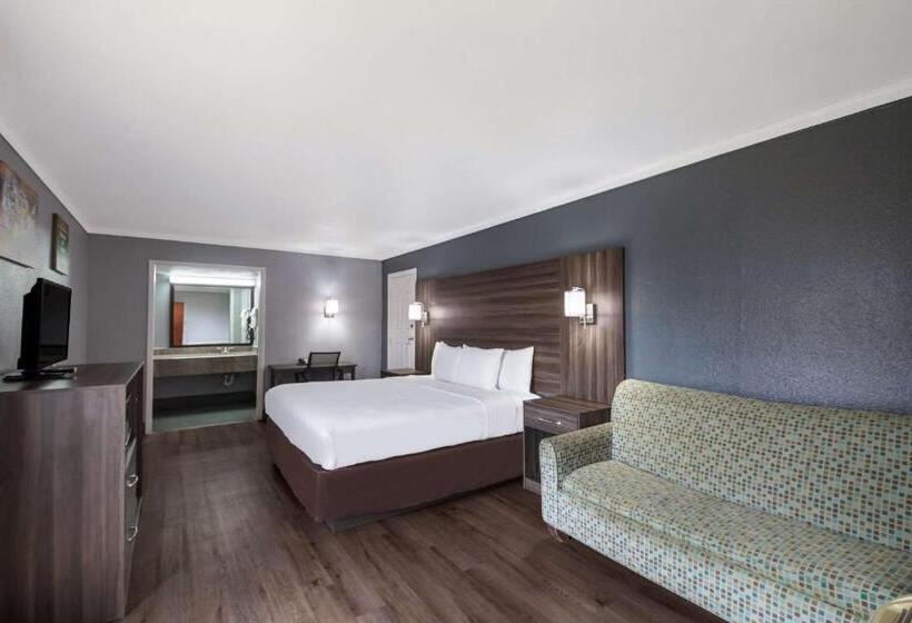 חדר סטנדרט עם מיטת קינג, Econo Lodge Near The Domain   The Arboretum