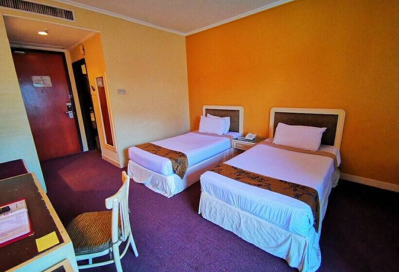 اتاق سوپریور با چشم‌انداز استخر, The Grand Beach Resort Port Dickson