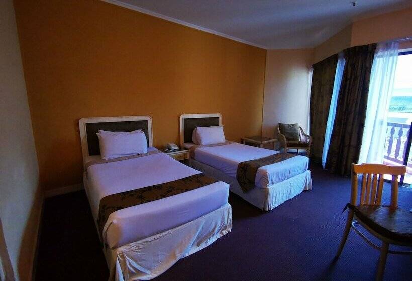 اتاق سوپریور با چشم‌انداز استخر, The Grand Beach Resort Port Dickson